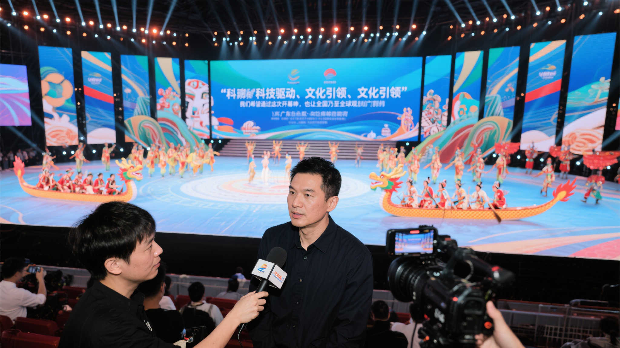 30场34球打破纪录！武磊领取中超2024赛季最佳射手奖杯.